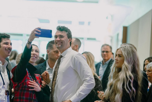 Charlie Kirk berfoto dengan fans. [Instagram]